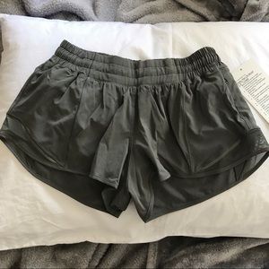 Lululemon Hotty Hot LR Short 2.5” Lined